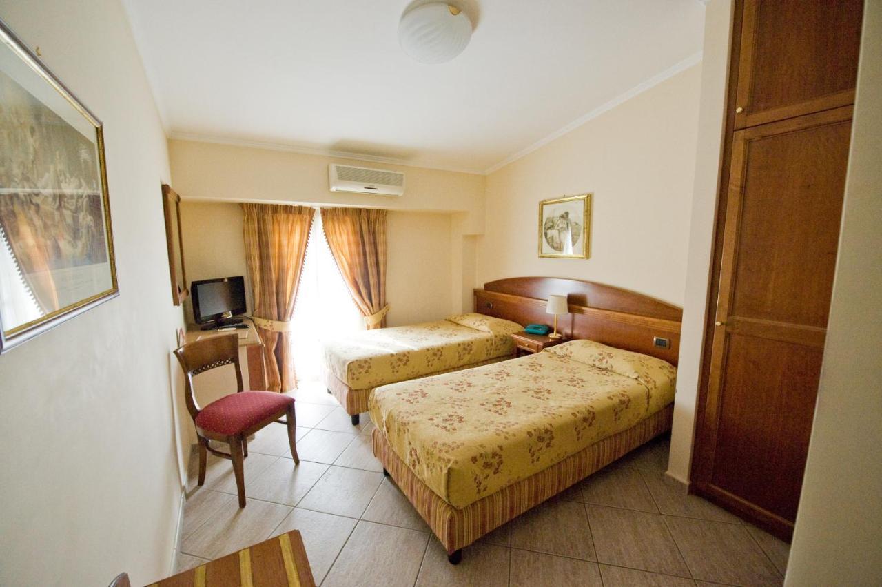 Marini Park Hotel カステル・ディ・レバ エクステリア 写真